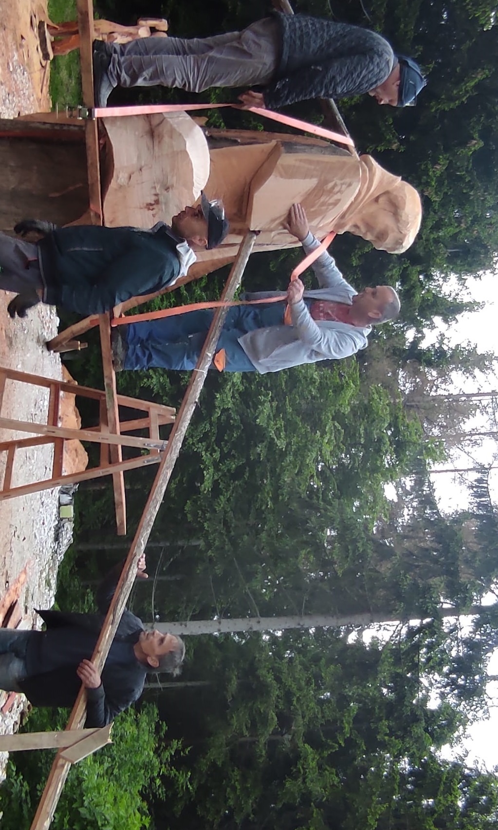 Skulptura svetog Bernarda iznjedrena ljubavlju kipara Fabijana Tomića, umjetnika Udruge “Naša zemlja” i Planinarskog društva “Kuk” Novi Travnik